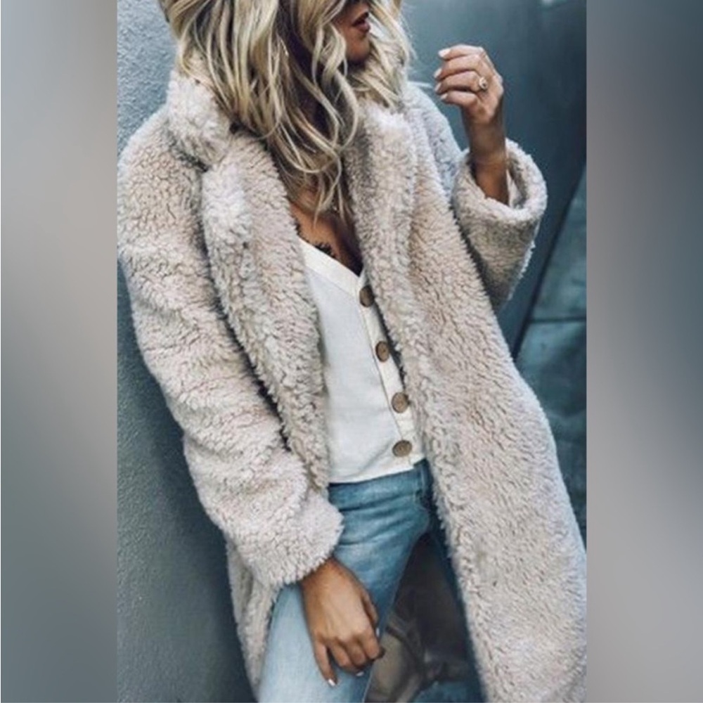 Chic Faux Fur Coat in Cream